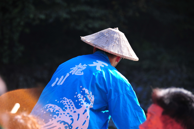 たくましい船頭さんの背中